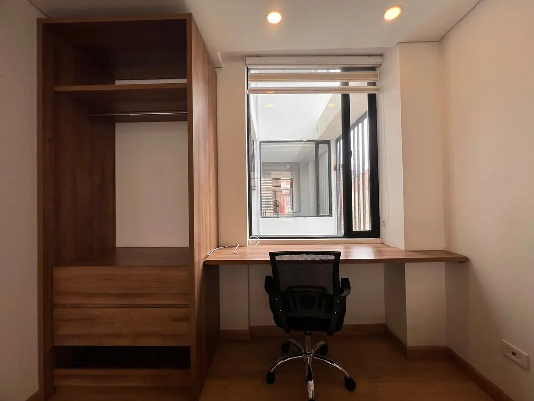 Espacio de trabajo del apartamento 301 con escritorio y armario
