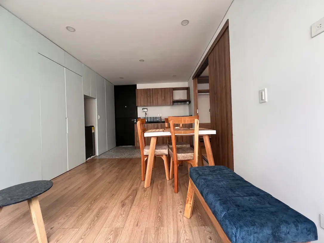 Vista longitudinal de la sala comedor del apartamento 301