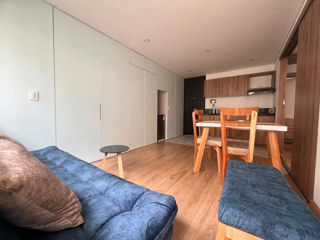Sala, comedor y cocina integrada del apartamento 301