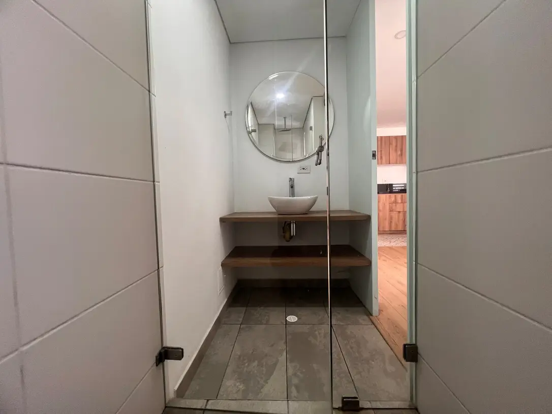 Bano del apartamento 301 con ducha de vidrio