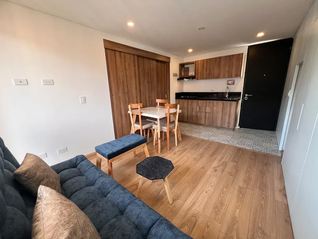 Sala comedor y cocina integrada del apartamento 302