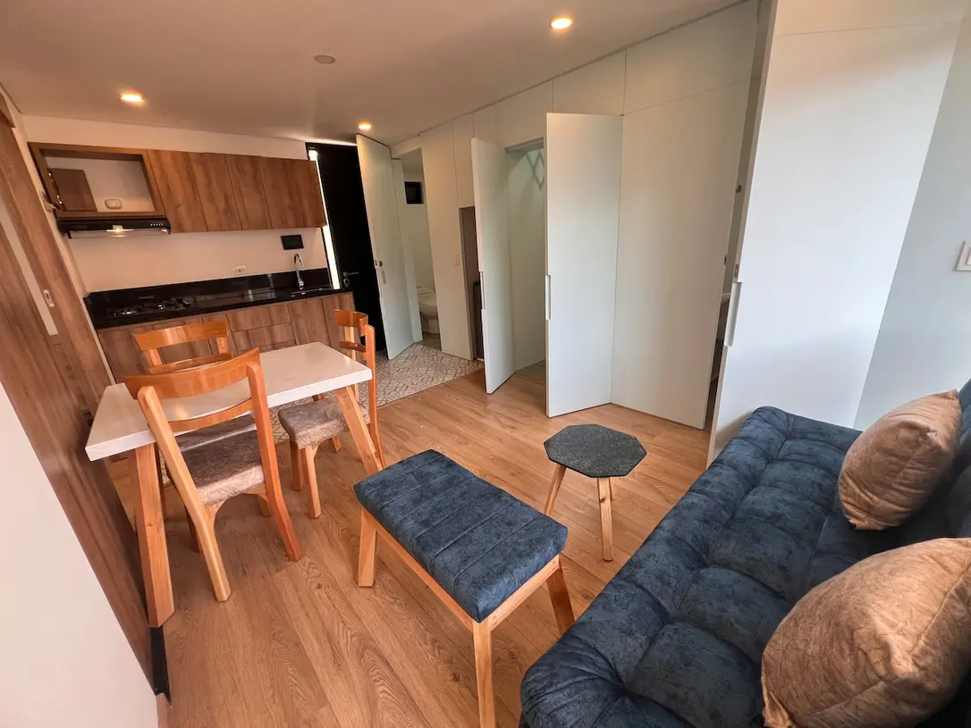 Cocina, comedor y sofa cama del apartamento 302