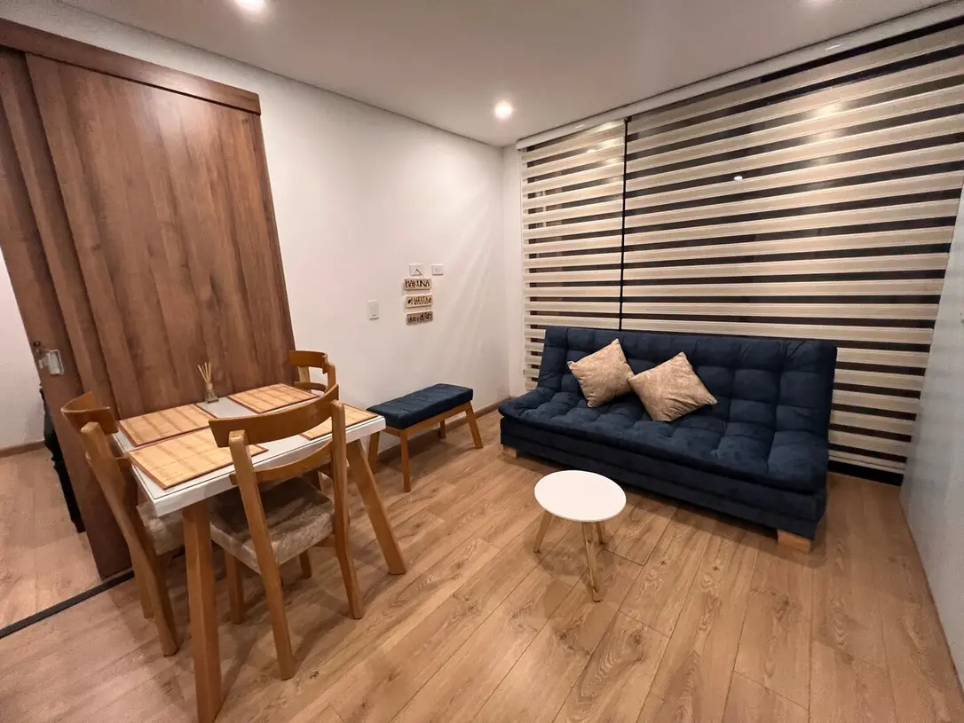 Comedor y sofa cama del apartamento 401