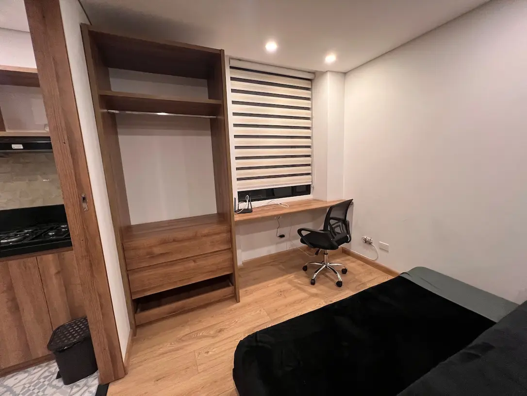 Armario y espacio de trabajo del apartamento 401