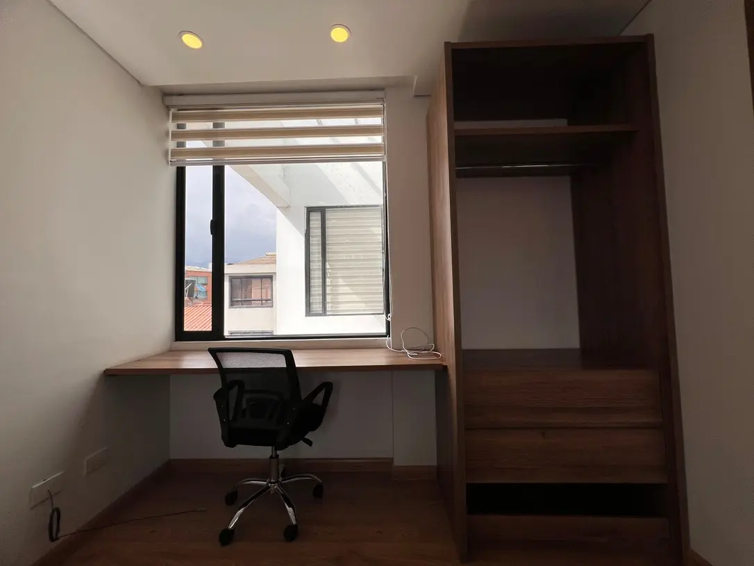 Espacio de trabajo y armario del apartamento 402
