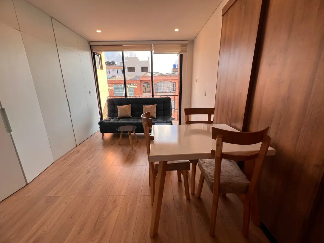 Comedor y sala iluminada del apartamento 402