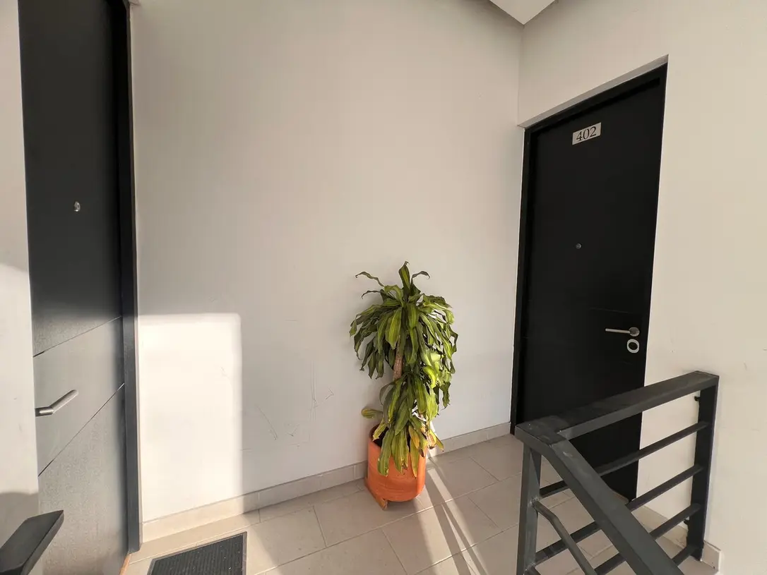 Acceso al apartamento 402 desde las escaleras