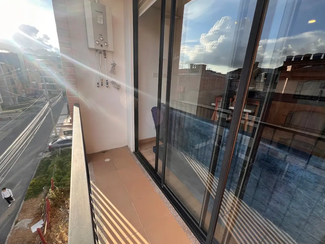 Balcón del apartamento 402 con vista al sector