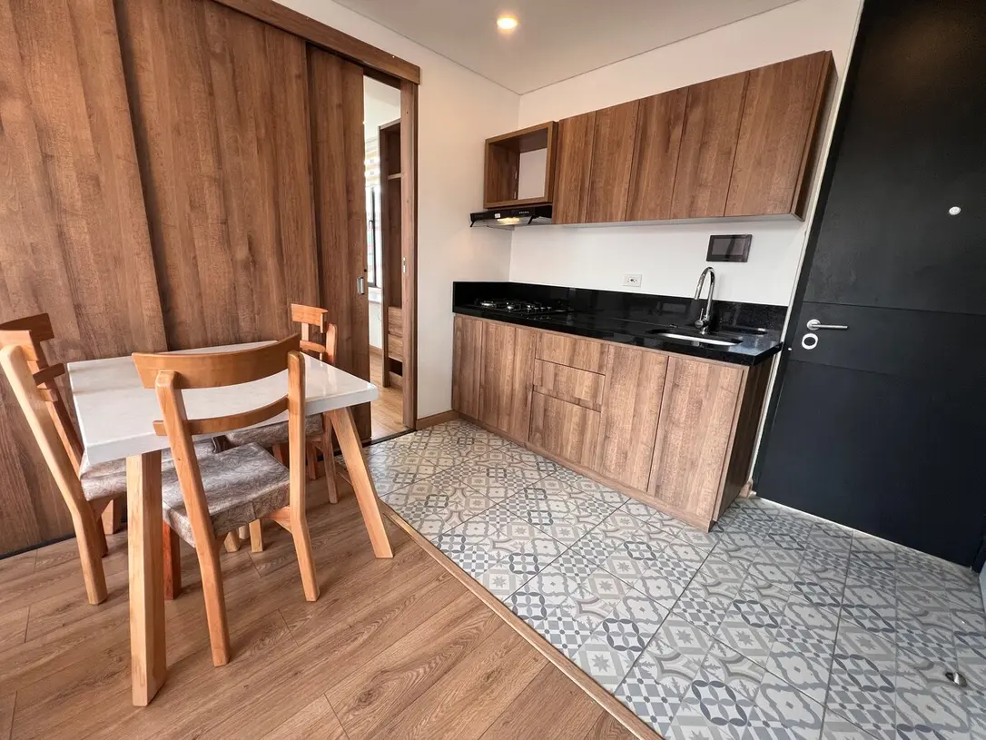 Cocina equipada y comedor del apartamento 402