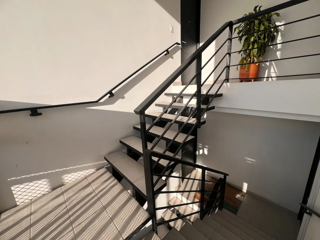 Escaleras interiores de acceso a los apartamentos del edificio
