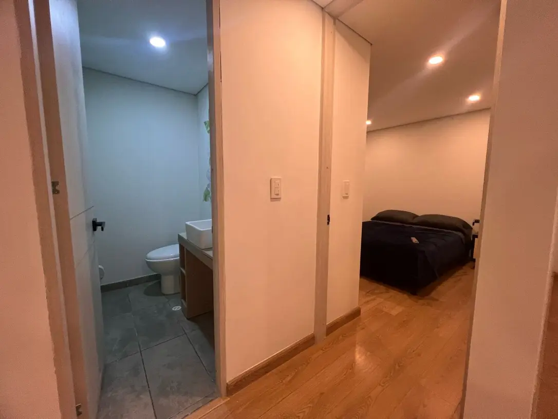 Distribuidor interior del duplex hacia habitación y bano