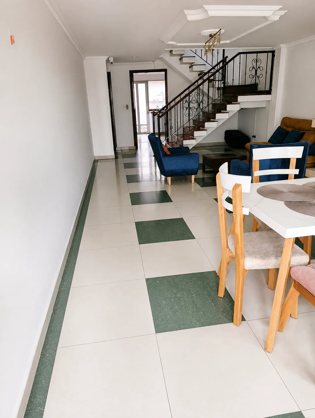 Vista a lo largo de la sala de Casa Algarra, con la escalera al segundo piso