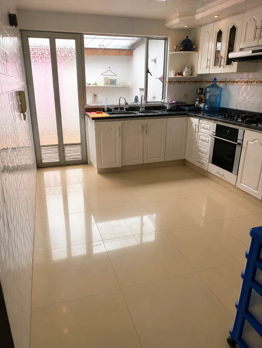 Cocina equipada de Casa Algarra, con estufa y espacio de trabajo