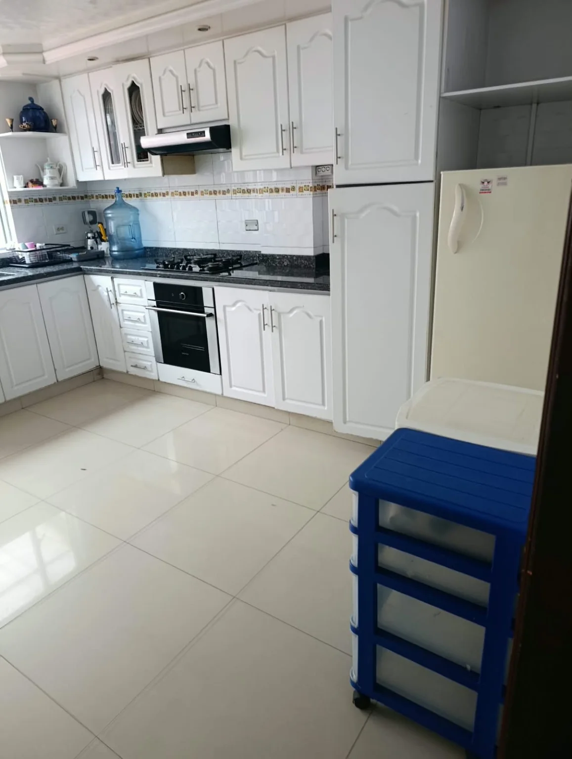 Segunda vista de la cocina de Casa Algarra, con la nevera