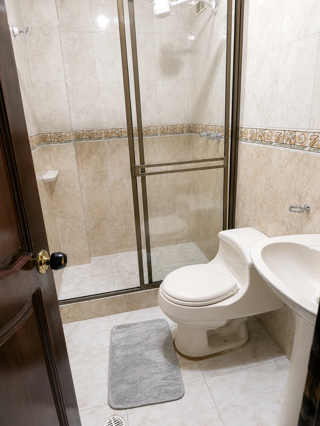 Bano social del segundo piso de Casa Algarra, con ducha, compartido por las habitaciones 201 y 202