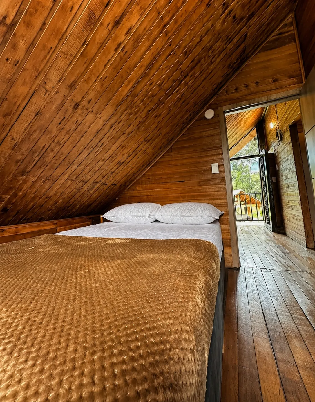 Segunda habitacion de Casa Neusa, con salida al balcon