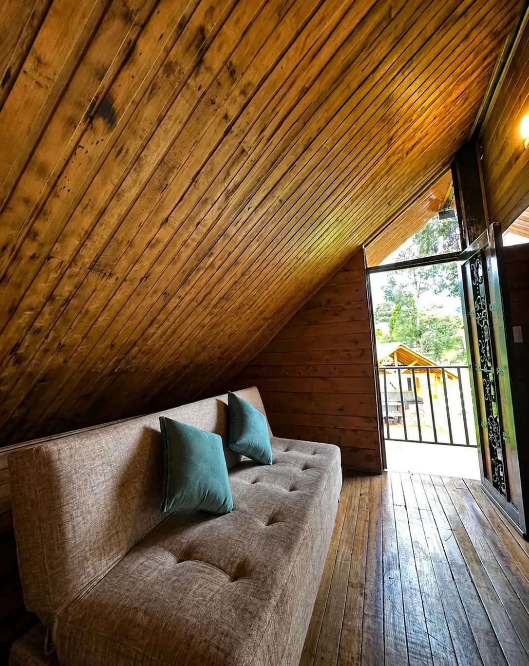 Sala auxiliar del segundo piso de Casa Neusa, con sofa y salida al balcon
