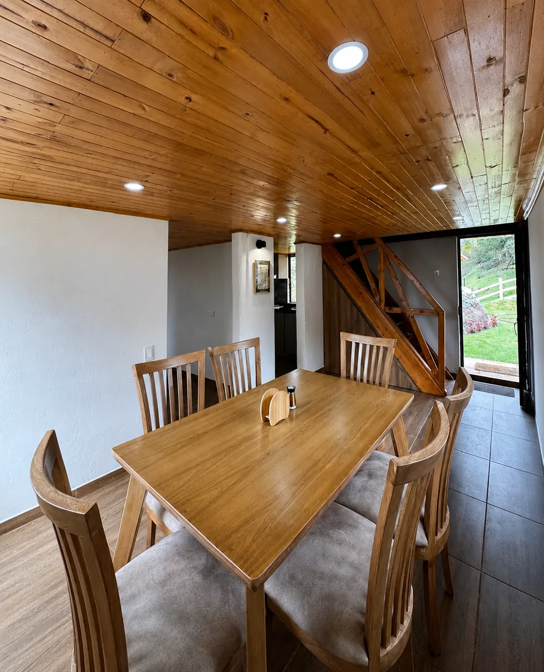 Comedor de Casa Neusa con mesa de madera para seis personas