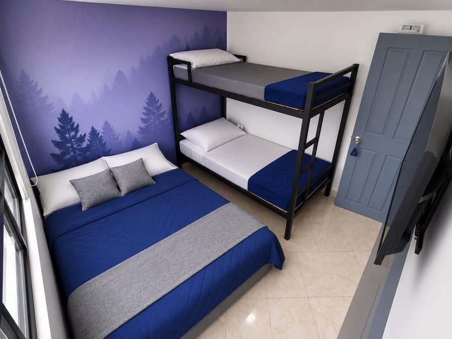 Vista de la habitación 202 con la cama doble y el camarote juntos