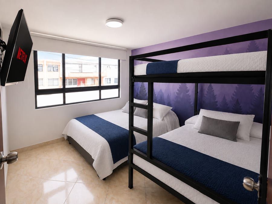 Habitación 202 con cama doble y camarote, mural de bosque y televisión en la pared