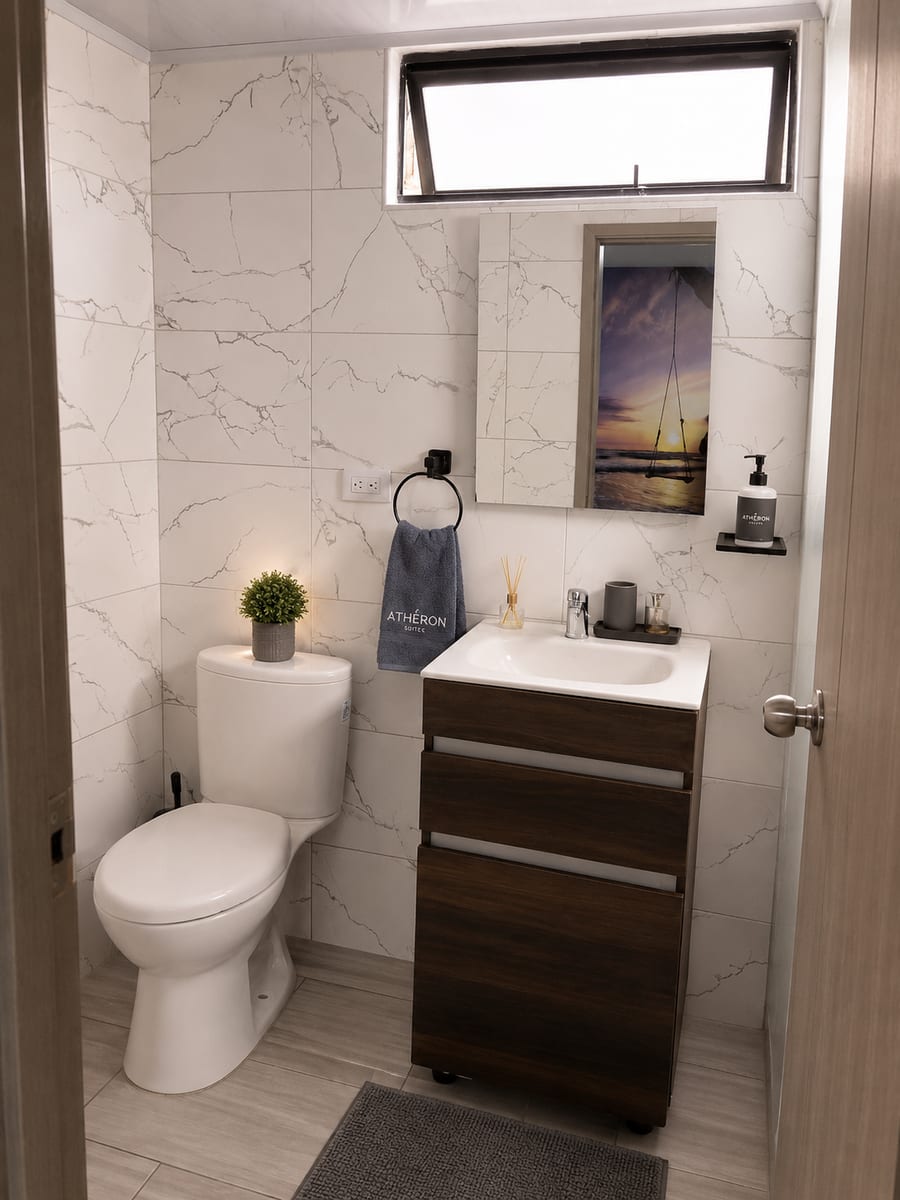 Lavamanos y sanitario del bano privado de la habitación 203