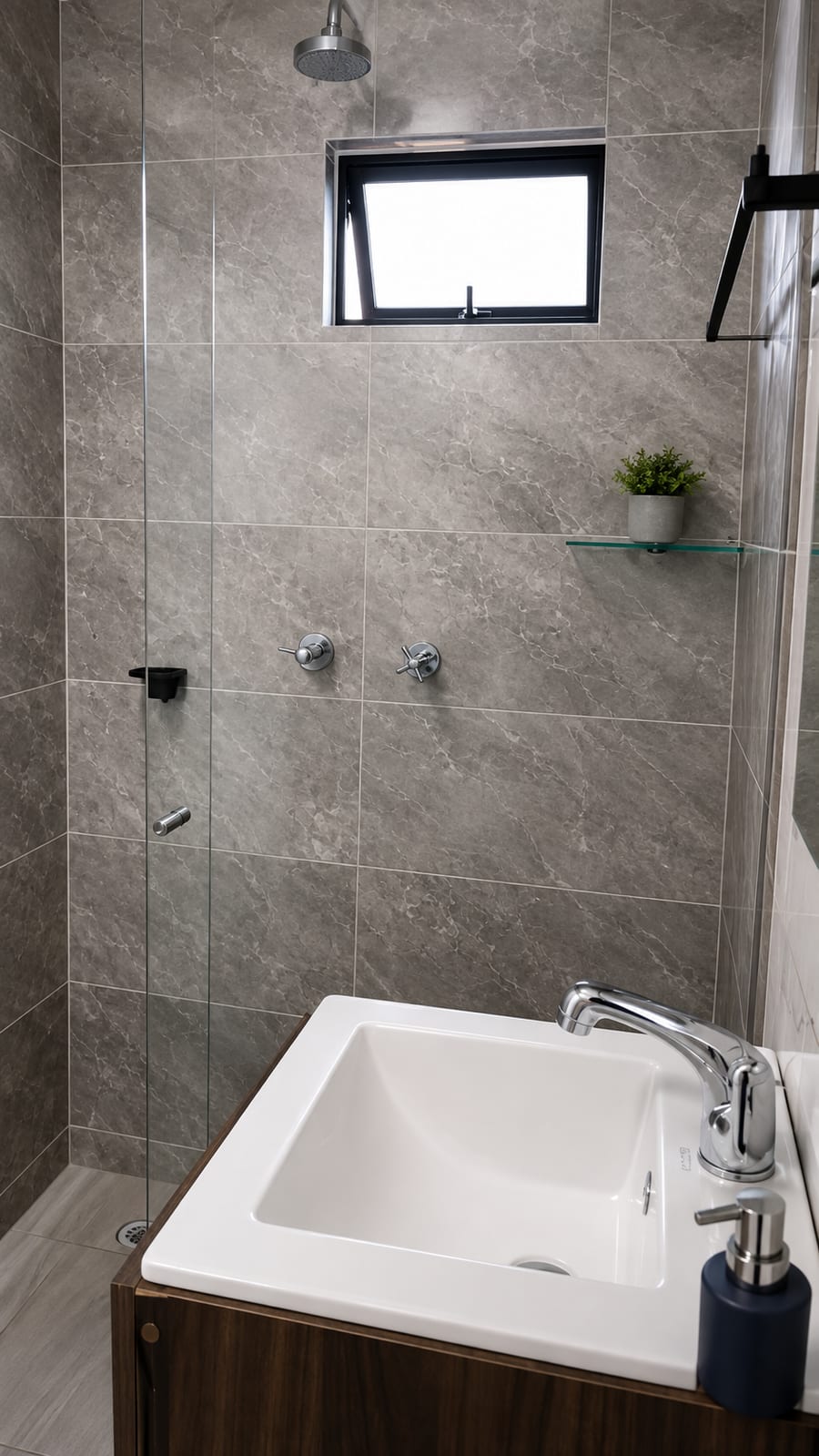 Ducha y lavamanos de la habitación 302, con grifo cromado y ventana al exterior