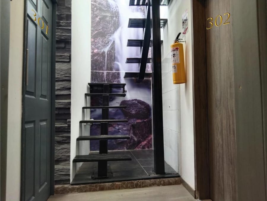 Escalera de acceso a la habitación 302, entre las puertas de la 301 y la 302