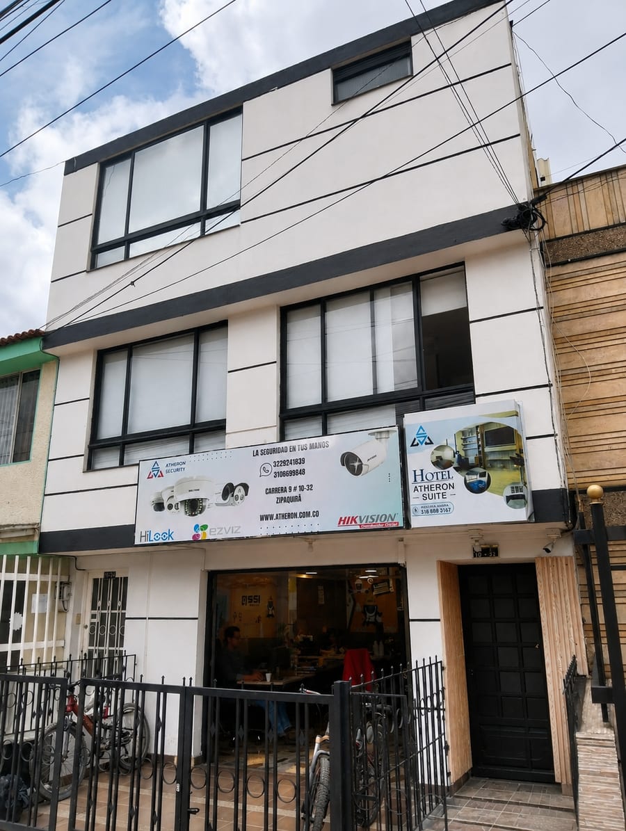 Fachada del Hotel Atheron Suite en la Carrera 9 de Zipaquirá, edificio de tres pisos con el aviso del hotel