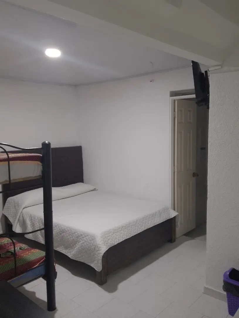 Habitación de Hotel La Margarita con cama doble y camarote