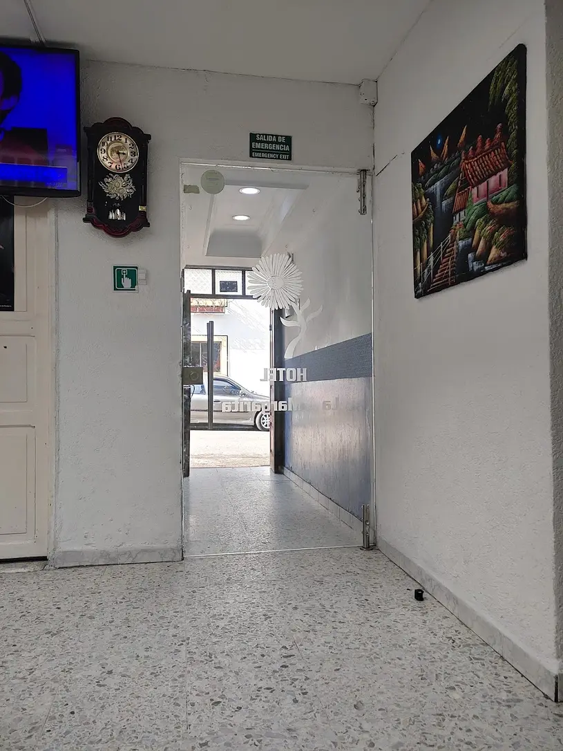 Acceso a la recepcion y zonas interiores de Hotel La Margarita