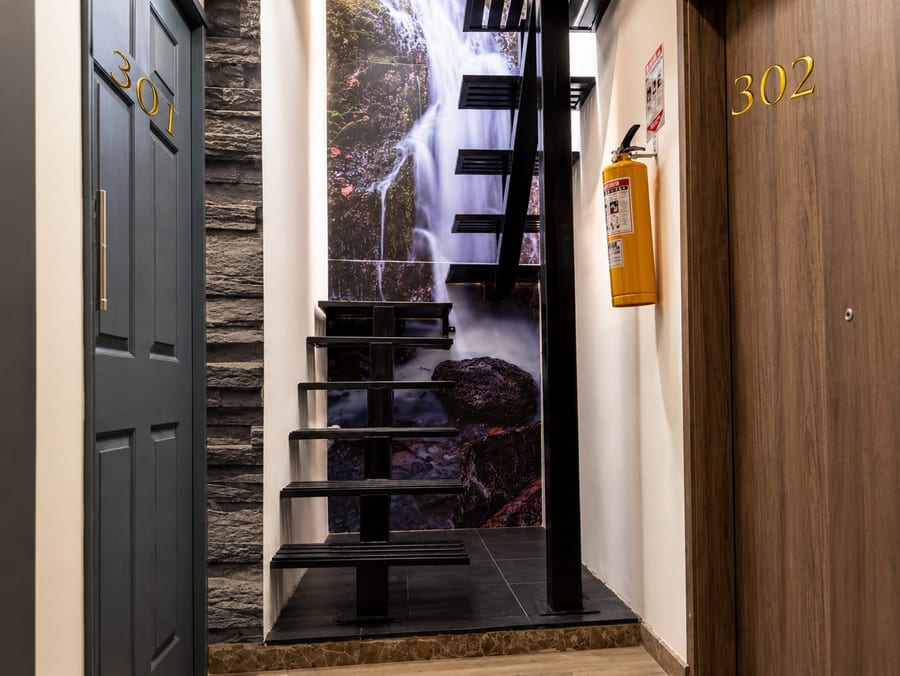 Acceso a la Suite 301 en el tercer piso del hospedaje, junto a la escalera
