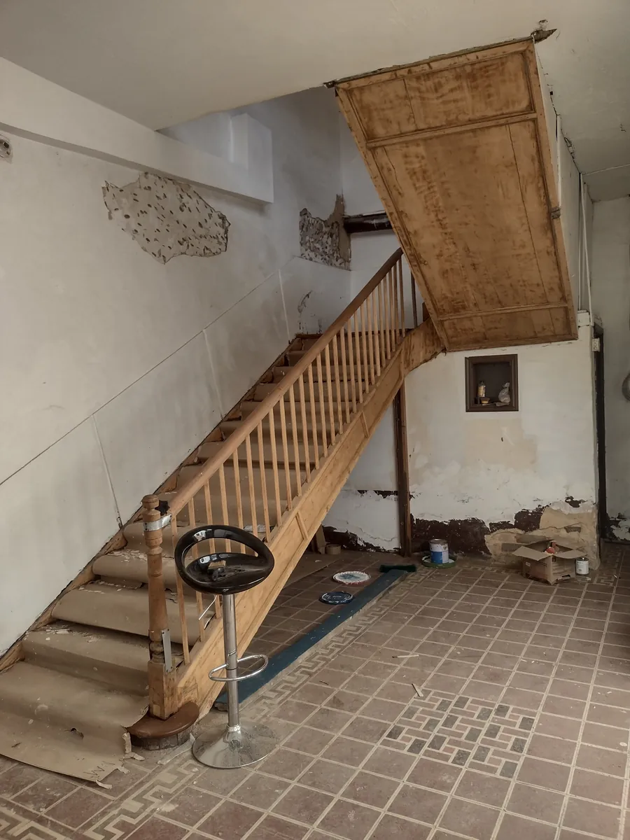 Zona de recepción de Casa Colonial Centro en su estado actual, junto a la escalera principal