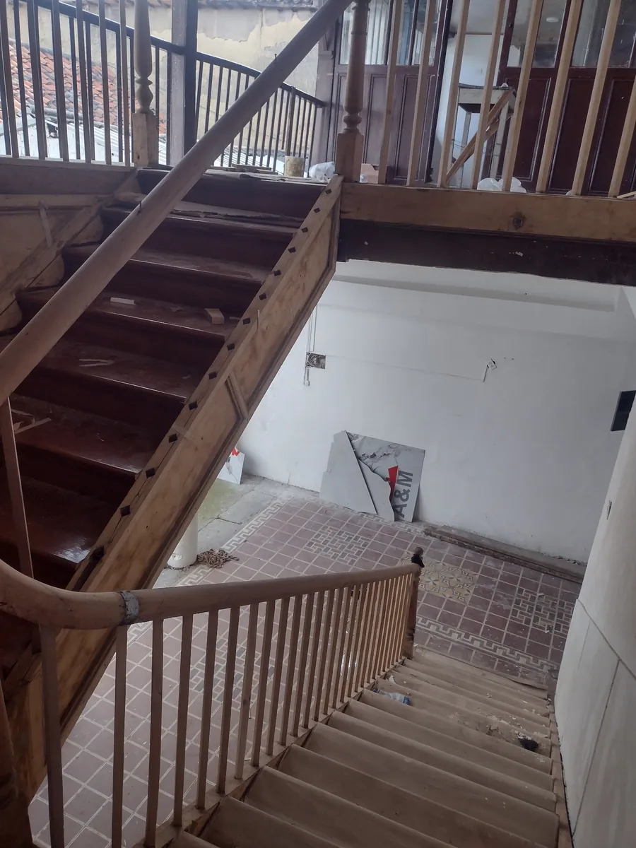 Escalera hacia el segundo piso de Casa Colonial Centro en su estado actual
