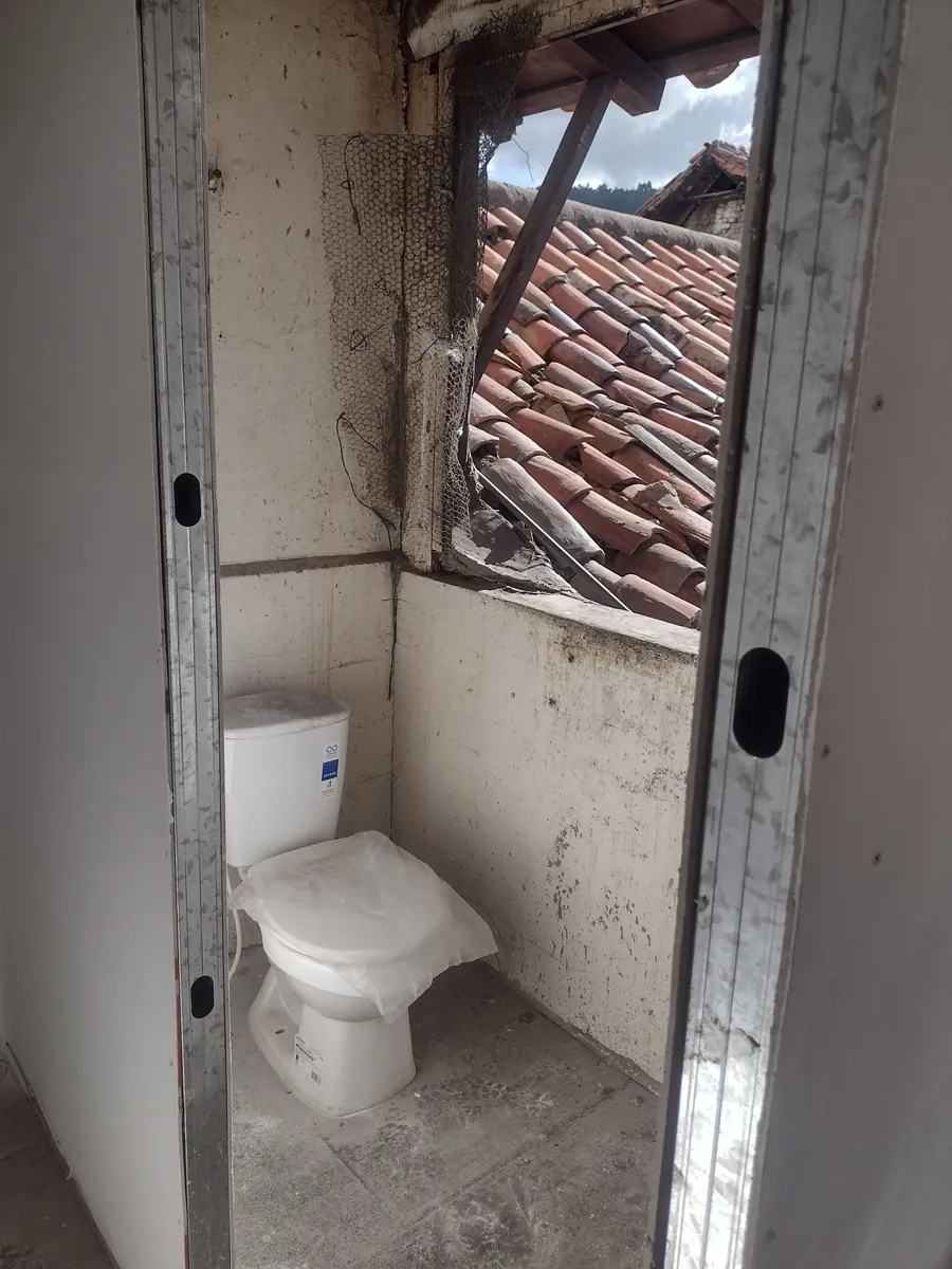 Baño de la habitación 208 en su estado actual