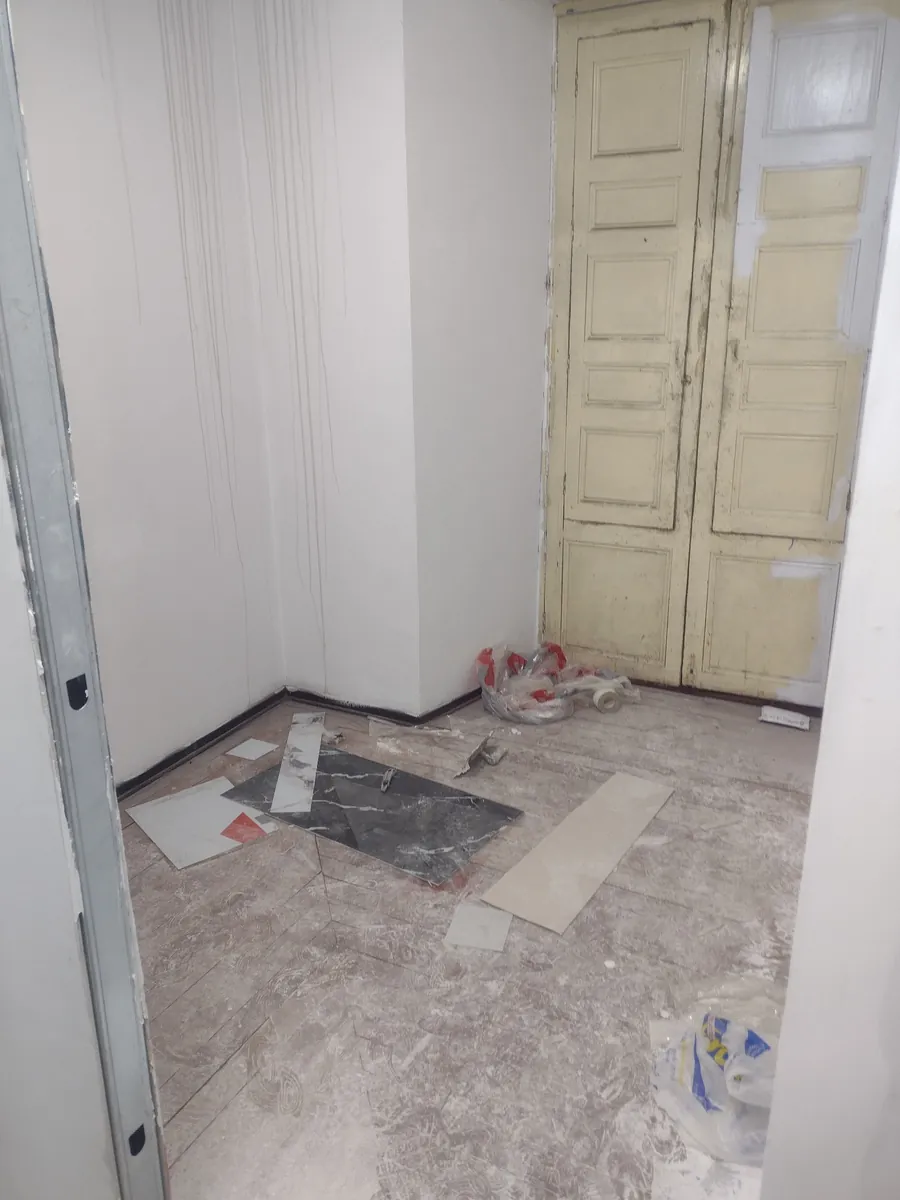 Habitación 203 en su estado actual, con acceso al balcón