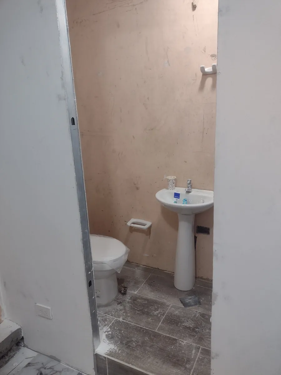 Baño de habitación en su estado actual, primera vista