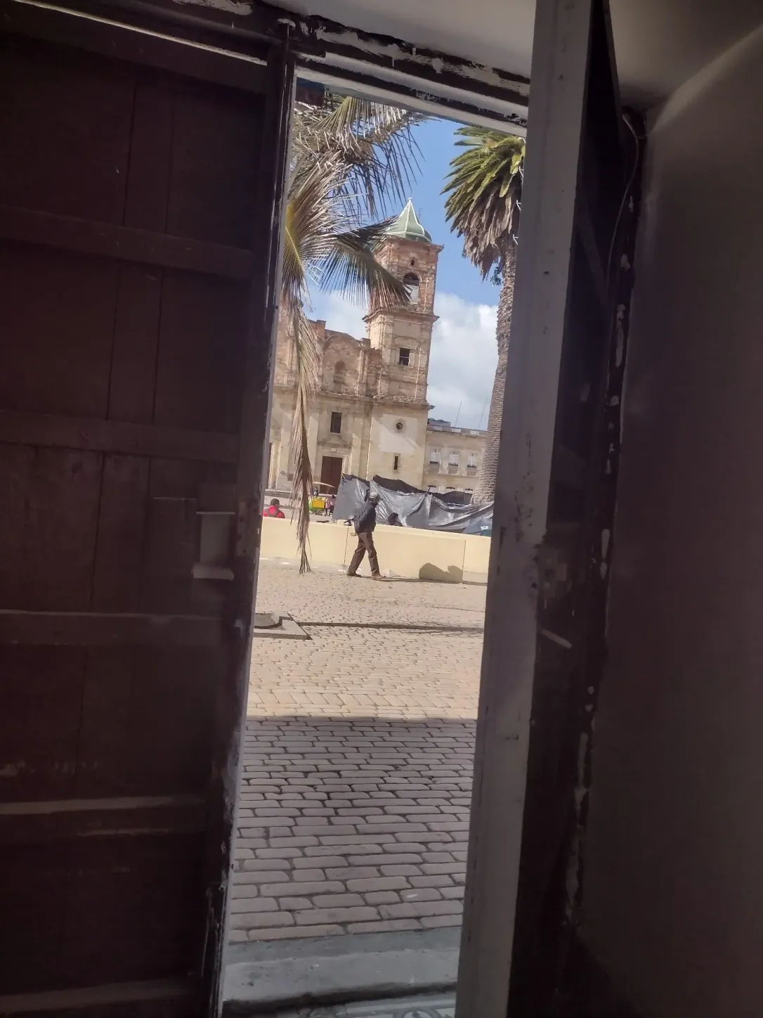 Vista desde el zaguán de la Casa Colonial Centro hacia el Parque Principal de Zipaquirá y la catedral diocesana
