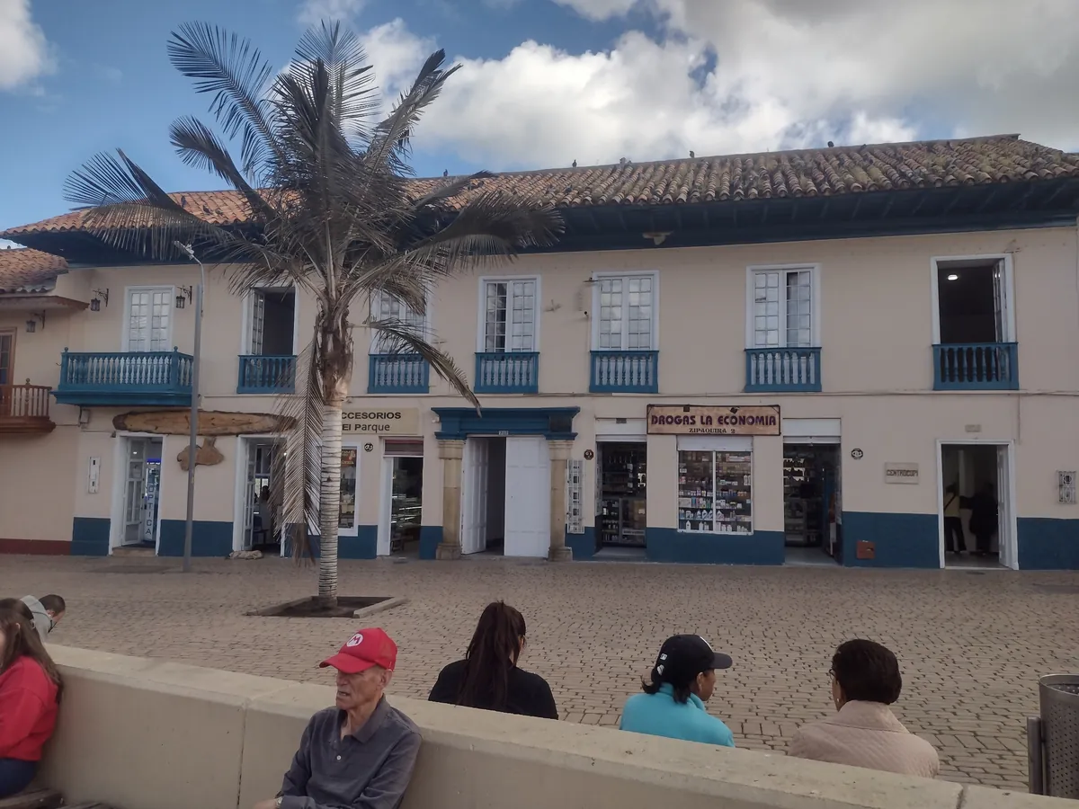 Fotografía real de la fachada actual de Casa Colonial Centro en Zipaquirá