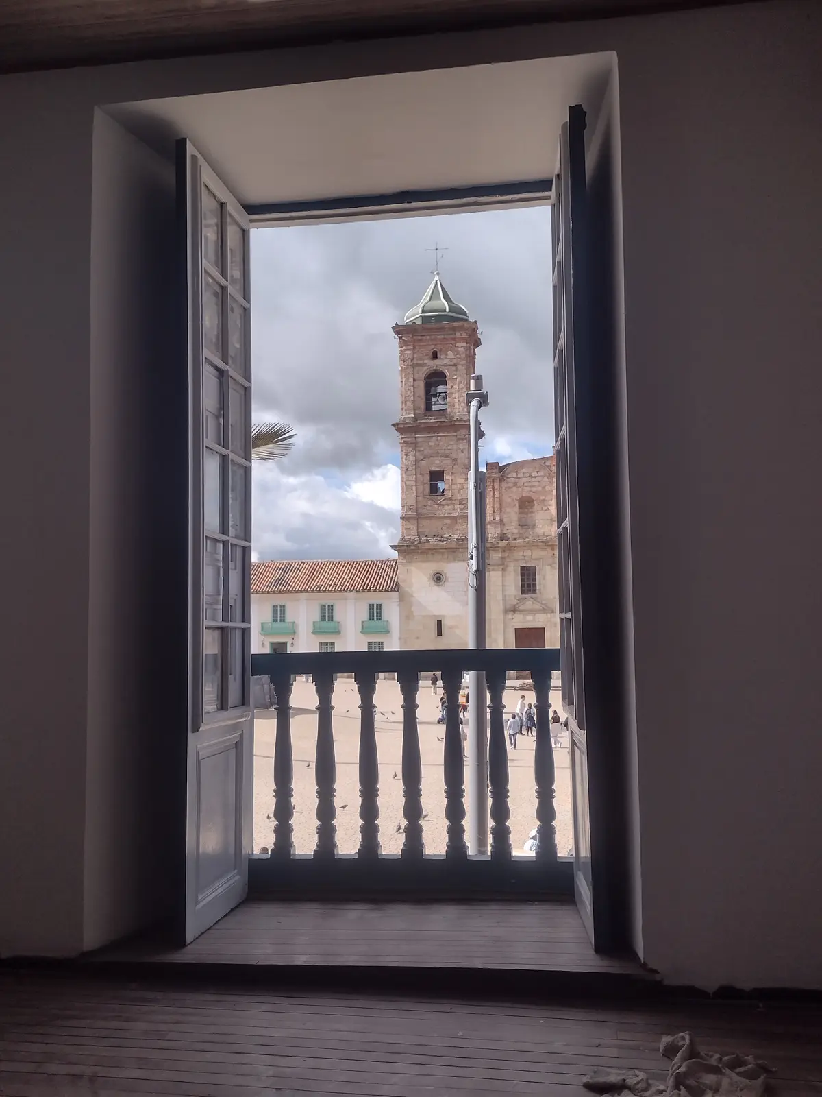 Torre de una iglesia del centro histórico de Zipaquirá, vista desde una ventana de la casa